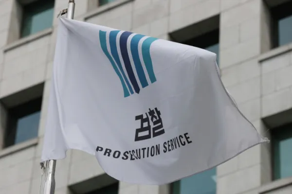 ▲서울 서초구 대검찰청 앞 국기게양대에 검찰 깃발이 펄럭이고 있다. (연합뉴스)