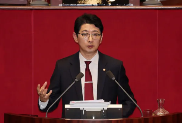 ▲주진우 국민의힘 의원이 25일 오전 서울 여의도 국회 본회의에서 상법 일부개정법률안(2차 상법 개정안)에 대한 무제한토론(필리버스터)을 하고 있다. 2025.08.25.  (뉴시스)