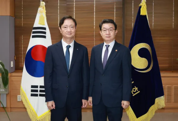 ▲29일 오전 8시 이억원 금융위원장과 이찬진 금융감독원장이 서울 정부서울청사 금융위원장 접견실에서 긴급 회동에 나섰다. (사진제공=금융위원회)