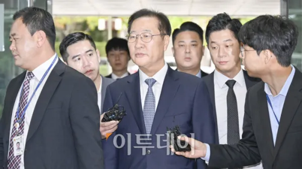 ▲윤석열 전 대통령의 불법 계엄 선포 가담·방조 혐의를 받는 박성재 전 법무부 장관이 14일 서울 서초구 서울중앙지방법원에서 열린 구속 전 피의자 심문(영장실질심사)에 출석하고 있다. 조현호 기자 hyunho@