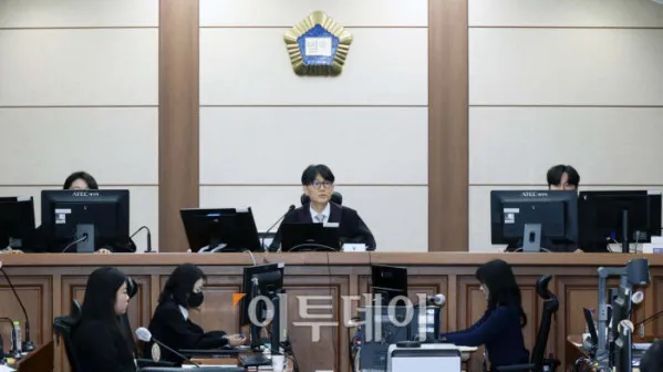 ▲ 류경진 부장판사가 17일 서울 서초동 서울중앙지법에서 열린 이상민 전 행정안전부 장관 언론사 단전·단수, 위증, 내란 중요임무 종사 등 사건 첫 재판을 심리하고 있다. 사진 공동 취재단. (신태현 기자 holjjak@)