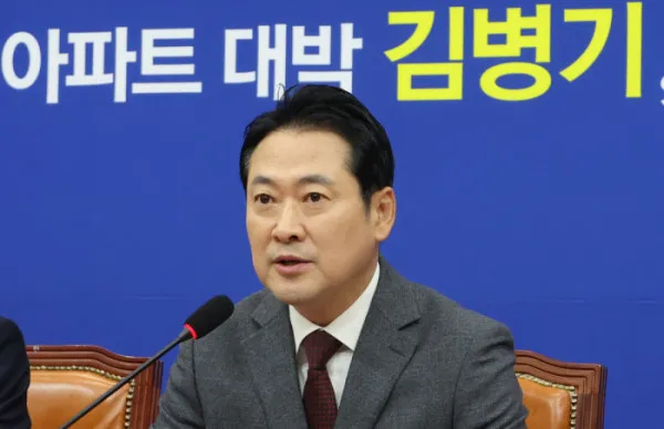 ▲국민의힘 부동산 정책 정상화 특별위원회 위원장을 맡은 장동혁 대표가 22일 서울 여의도 국회에서 열린 특위 첫 회의에서 이재명 정부의 부동산 정책을 비판하고 있다. 2025.10.22 (연합뉴스)