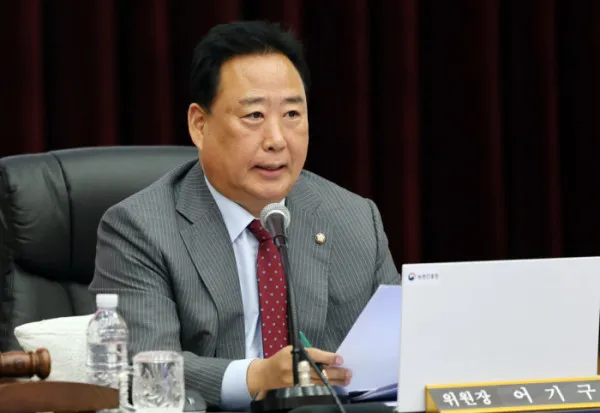 ▲어기구 국회 농림축산식품해양수산위원회 위원장이 17일 전주시 덕진구 농촌진흥청에서 열린 국정감사에서 질의하고 있다. (연합뉴스)