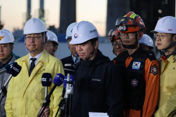 ▲울산화력발전소 보일러 타워 붕괴사고 나흘째인 9일 오후 김영훈 고용노동부 장관이 현장 브리핑에서 고개를 숙이고 있다. (연합뉴스)