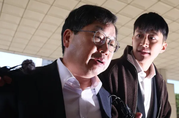 ▲ 노만석 검찰총장 직무대행이 10일 서울 서초동 대검찰청으로 출근하며 취재진 질문을 받고 있다. (연합뉴스)