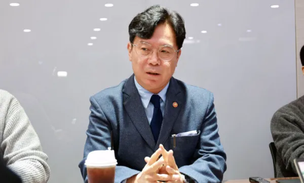 ▲김영훈 고용노동부 장관이 20일 정부세종청사에서 진행된 기자간담회에서 질문에 답하고 있다. (사진제공=고용노동부)